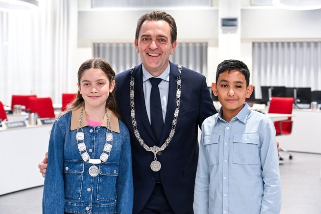 Burgemeester Bezuijen met kinderburgemeester Sarah en oud-kinderburgemeester Steff